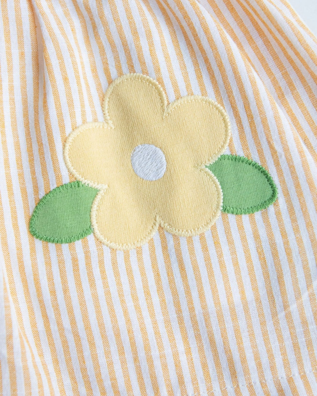 Kitikate fifi elbise sarı papatya aplike yeşil yaprak detay yakın çekim el işi organik