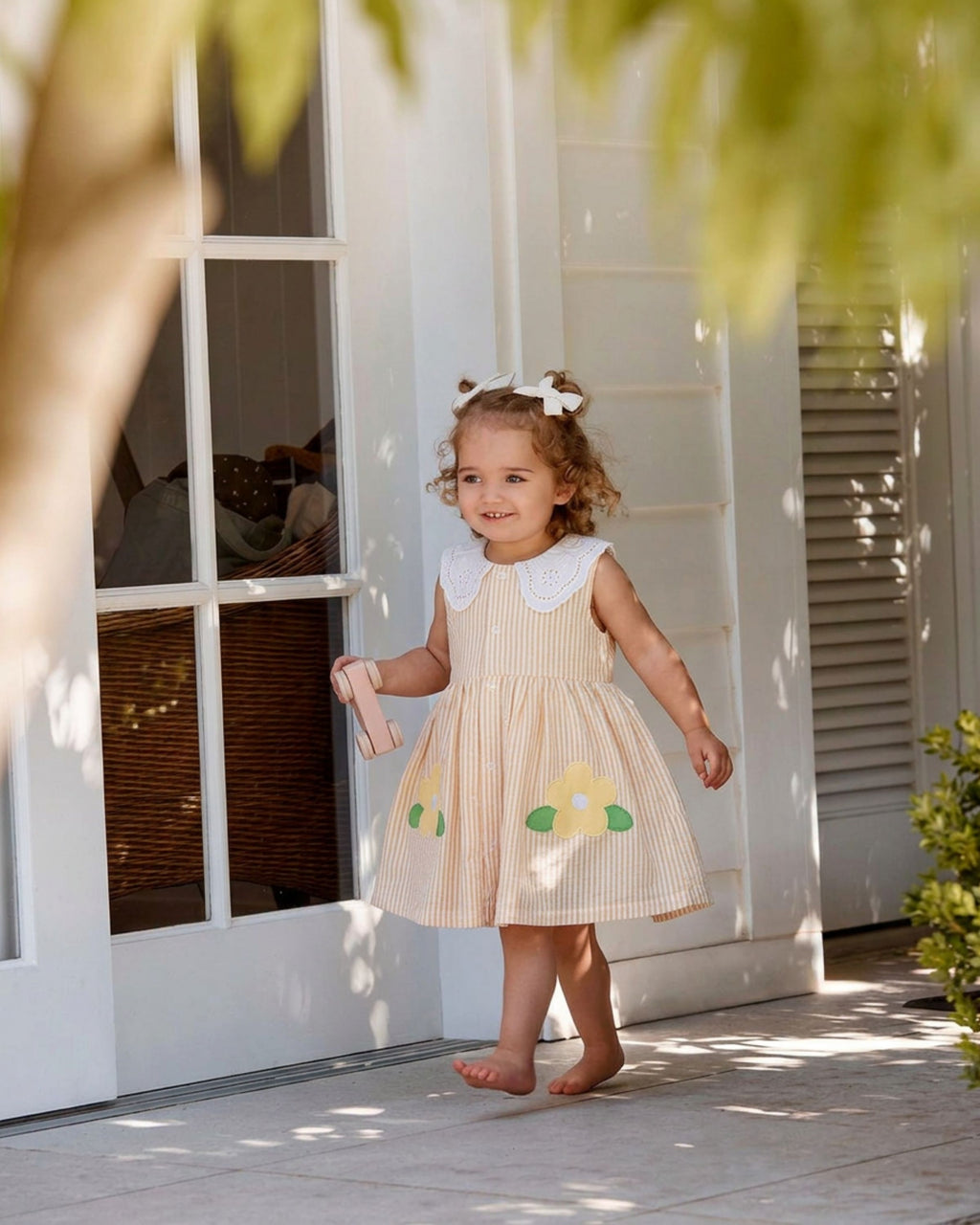 Kitikate sarı çizgili fifi elbise 2-3 yaş toddler fransız kapısı bahçe bahar lifestyle