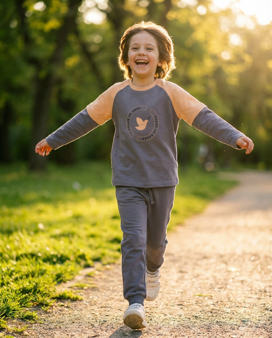 Organik pamuk slate grey çocuk jogger pantolon peach raglan sweatshirt kombin açık hava lifestyle altın ışık