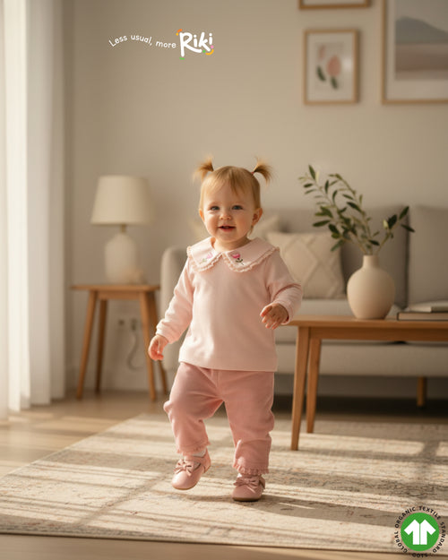 Crystal Baby açık pembe nakışlı dantelli bebek üst, model üzerinde pembe pantolonla kombin