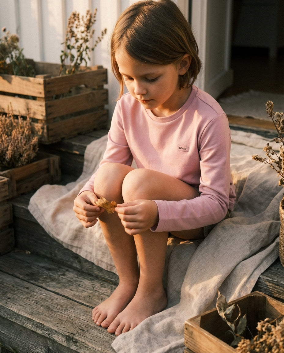 Organik pamuk dusty pink kız çocuk sweatshirt wide-leg pantolon tonal kombin park lifestyle altın saat ışığı