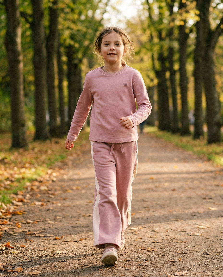 Organik pamuk dusty pink kız çocuk sweatshirt ev içi lifestyle çekim, doğal ışık samimi konfor anı 6-12 yaş