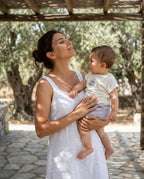 Ege esintili taş verandada Türk anne ve kucağında nefes alabilir pointel Little Prince takım giymiş bebeği