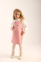 Patique Heartline pembe jile ve beyaz gömlek set, model üzerinde çapraz görünüm