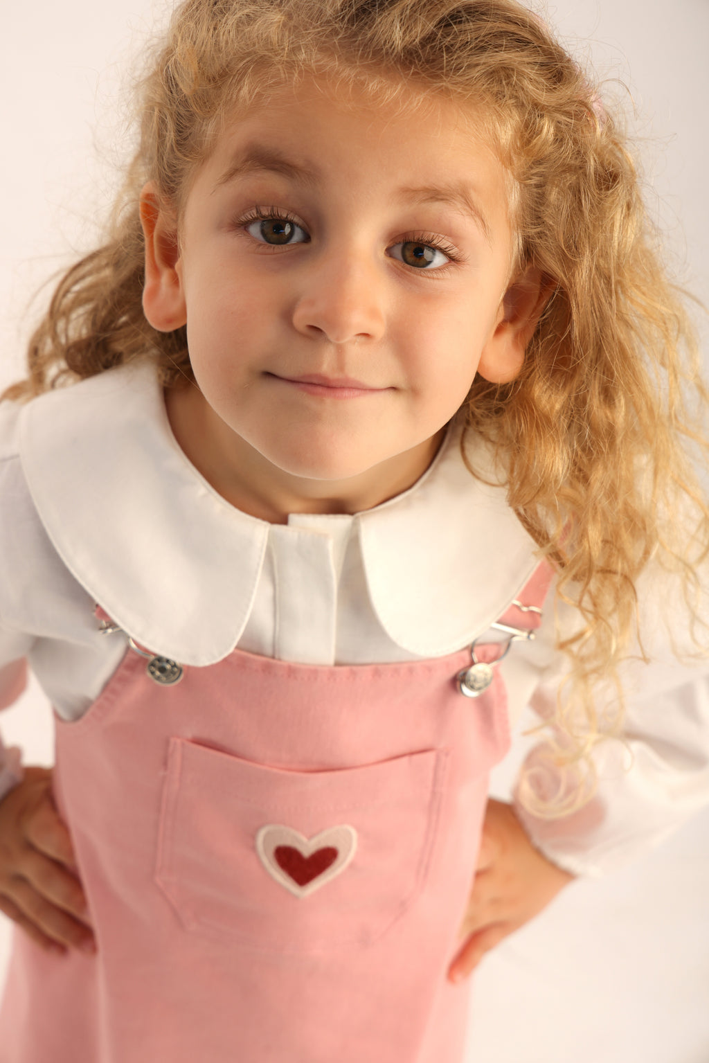 Patique Heartline Pinafore Set – Yumuşak Dokulu Jile + Geniş Yakalı Gömlek