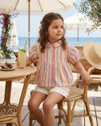 Patique pastel çizgili peplum gömlek beyaz şort takım giyen kız çocuk Akdeniz beach club terasında limonata sahnesi