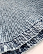 Patique erkek çocuk denim şortunun dayanıklı çift dikiş detaylarına sahip açık yıkama esnek jean kumaşı yakından görünüm