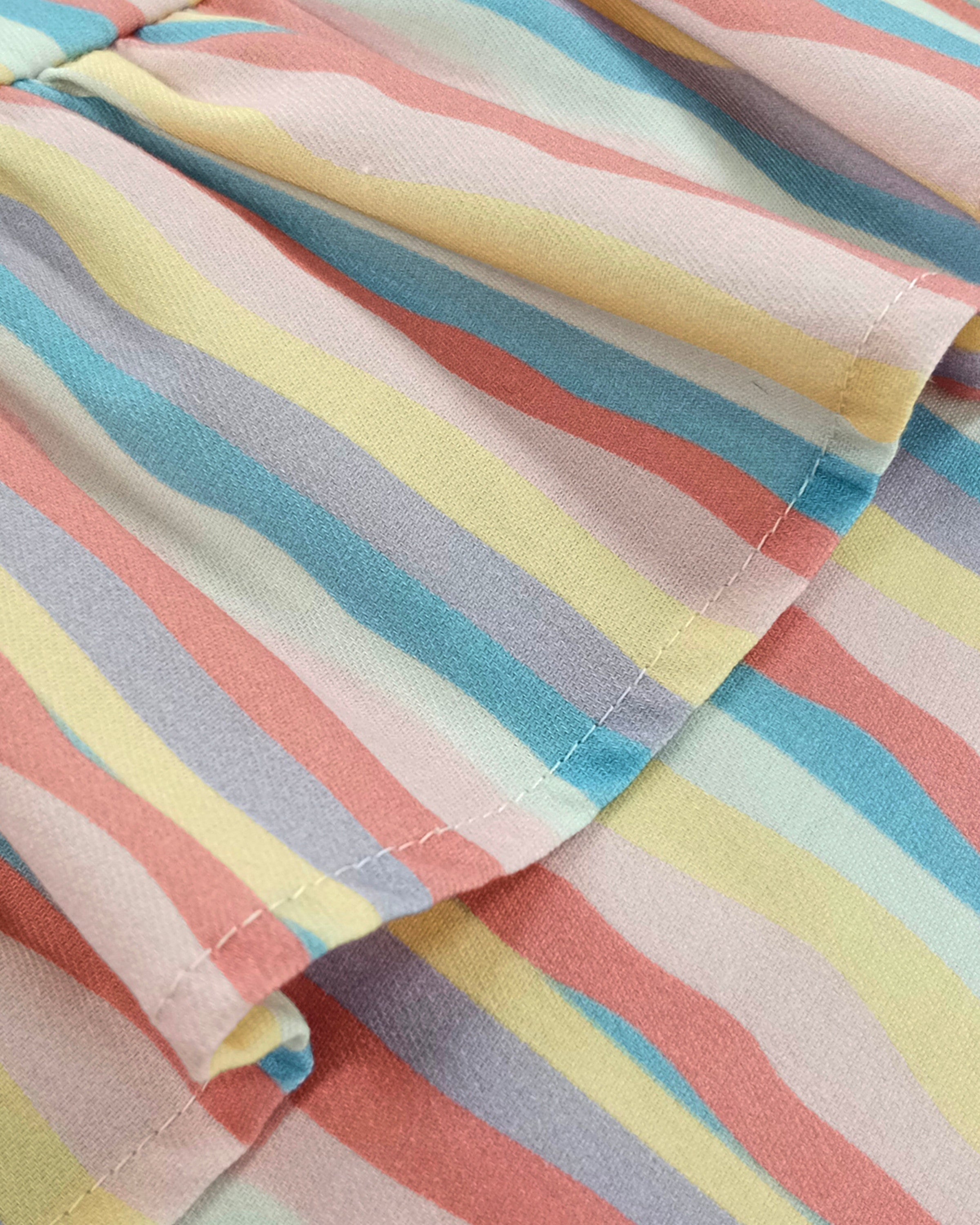 Pembe, sarı ve mavi pastel tonlarında dikey dalgalı çizgilere sahip Patique elbise fırfır etek detayı
