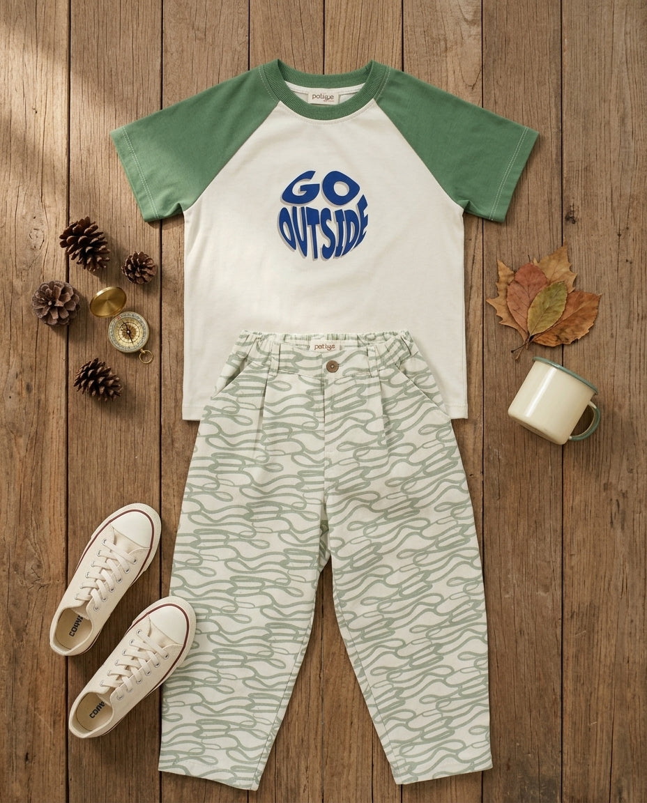 Patique Go Outside baskılı yeşil reglan kollu tişört krem keten dalga desenli pantolon erkek çocuk takım flat lay