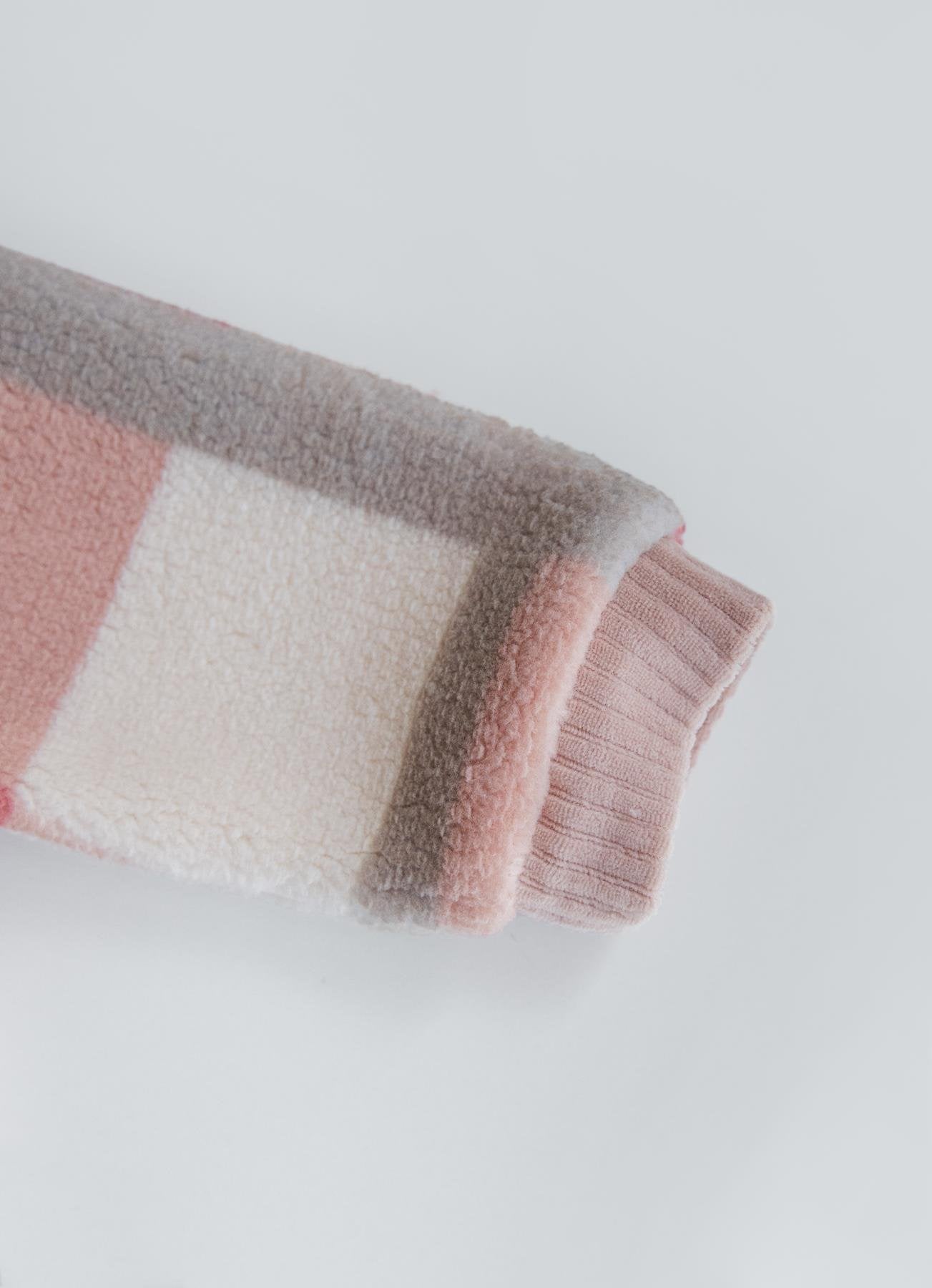 Pastel Kare Desenli Kadife Dokulu Pembe Ceket – Yumuşacık Puffie