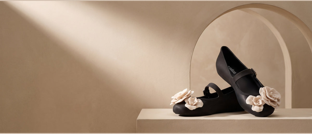 Melissa Soft Ballerina Petals krem gül aplikeli siyah babet