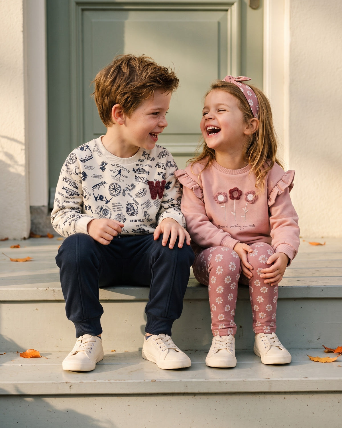 Dirkje sweatshirt ve alt giyim giyen kız ve erkek çocuk, kapı önü basamaklarında
