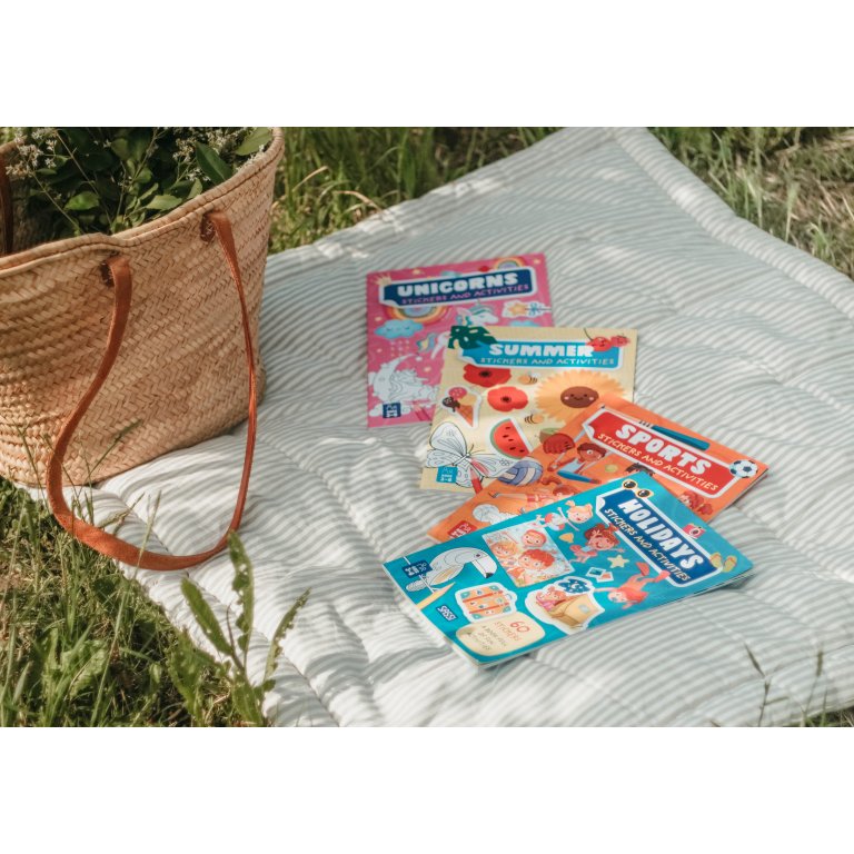Stickers and Activities: Holidays - Tatil Temalı Stickerlı Etkinlik Kitabı (3+ Yaş)