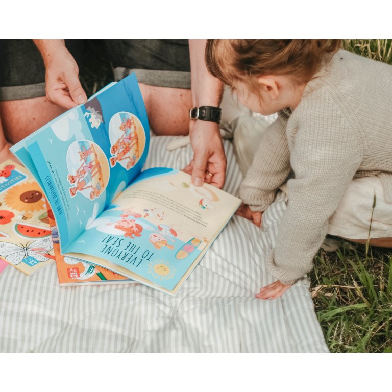 Stickers and Activities: Holidays - Tatil Temalı Stickerlı Etkinlik Kitabı (3+ Yaş)
