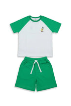 Miela Kids tennis cartoon beyaz yeşil raglan tişört ve yeşil cargo şort takım ön görünüm, göğüs karakter baskısı